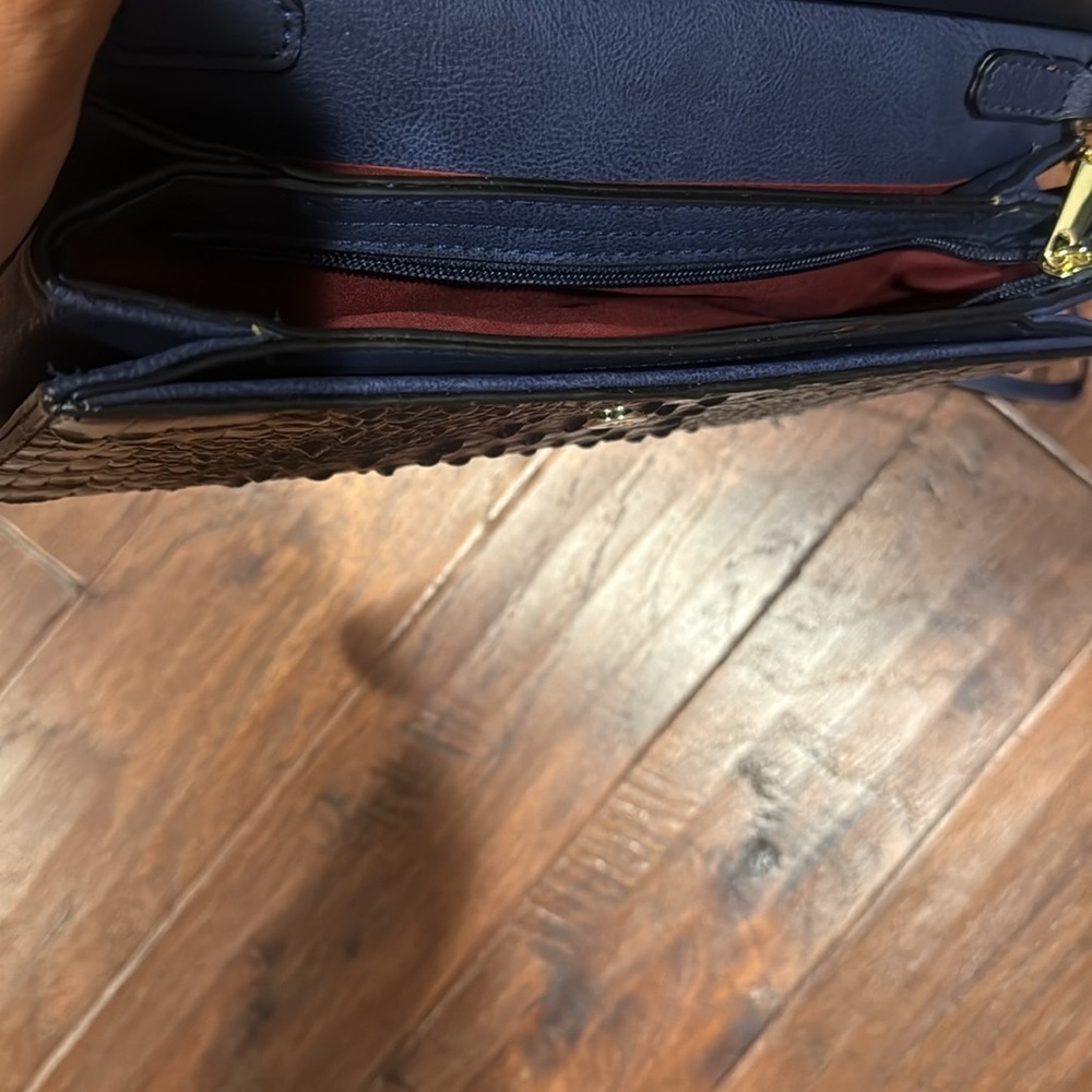 Elegant Blue Crocodile-Embossed Women's Bag Lined with Red - Picture 8 of 12